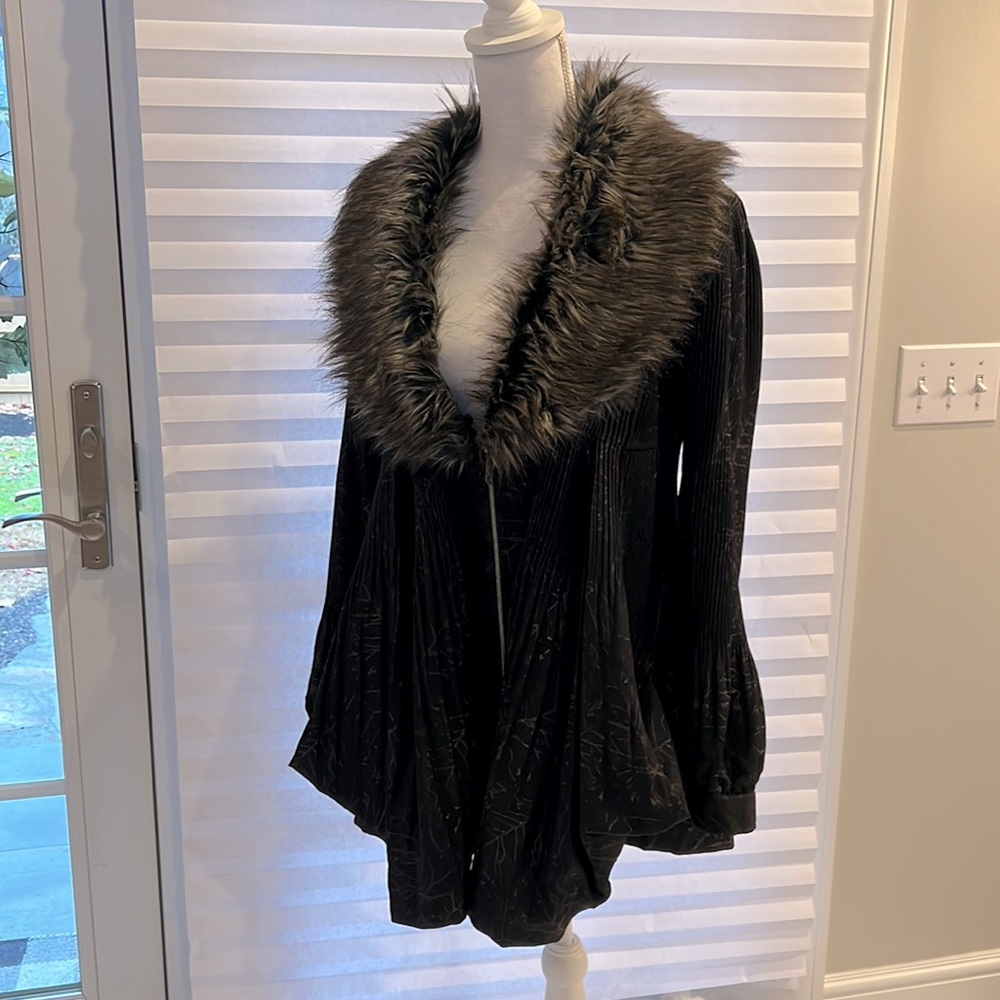 New Lindi Holiday Top/Light weight jacket!
